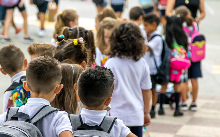 Las ayudas municipales para la compra de material escolar llegan a más de 1.100 familias de Benidorm